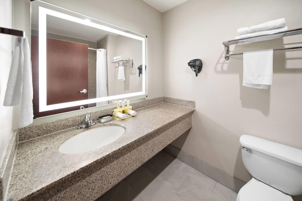 Days Inn & Suites by Wyndham Sam Houston Tollway 49/50