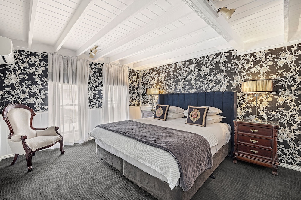 LOFT, SUITE