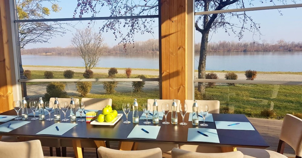 River Lodge 17/35