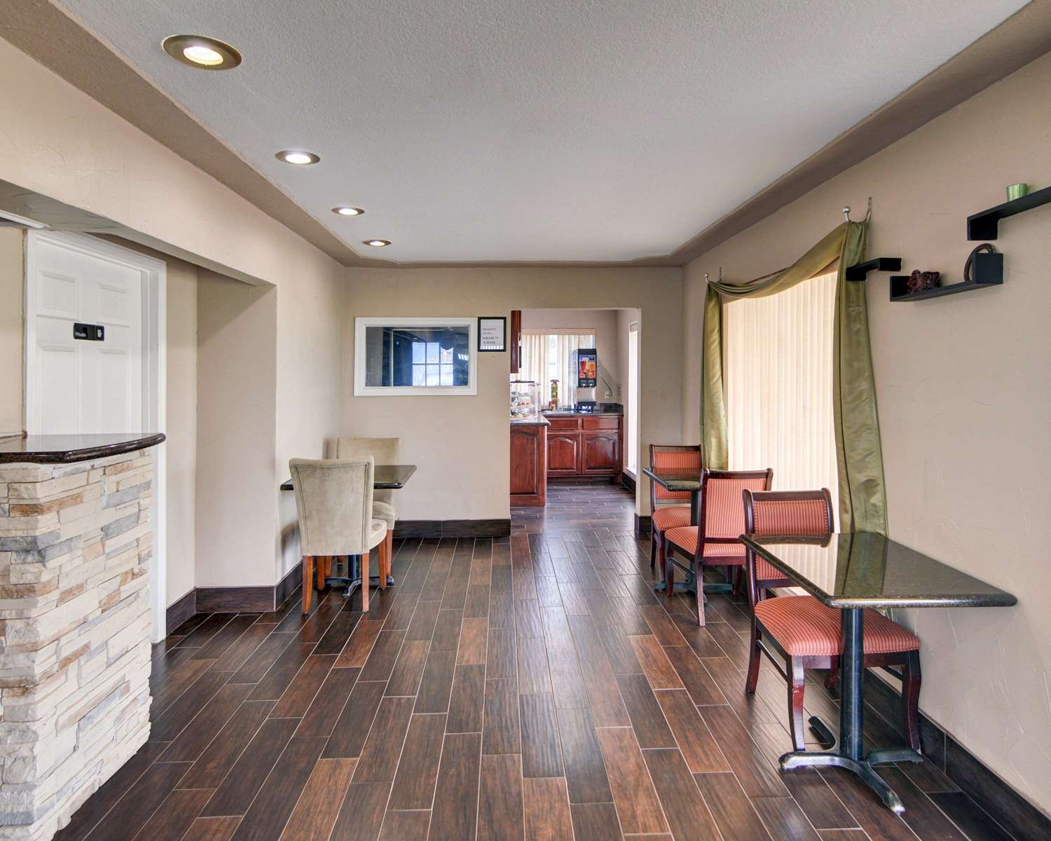 Rodeway Inn Gainesville I-35 16/19