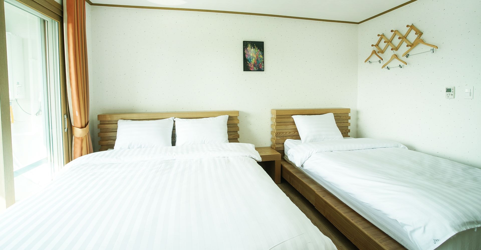 DELUXE, TWIN BEDS, KITCHEN