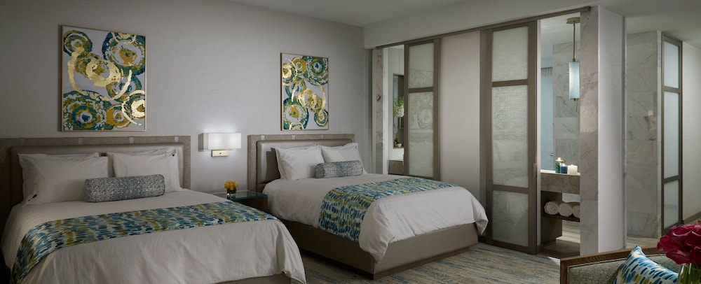 DELUXE, 2 QUEEN BEDS