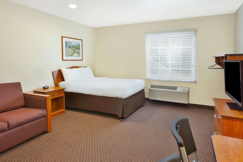 WoodSpring Suites St. Louis St. Charles 13/37