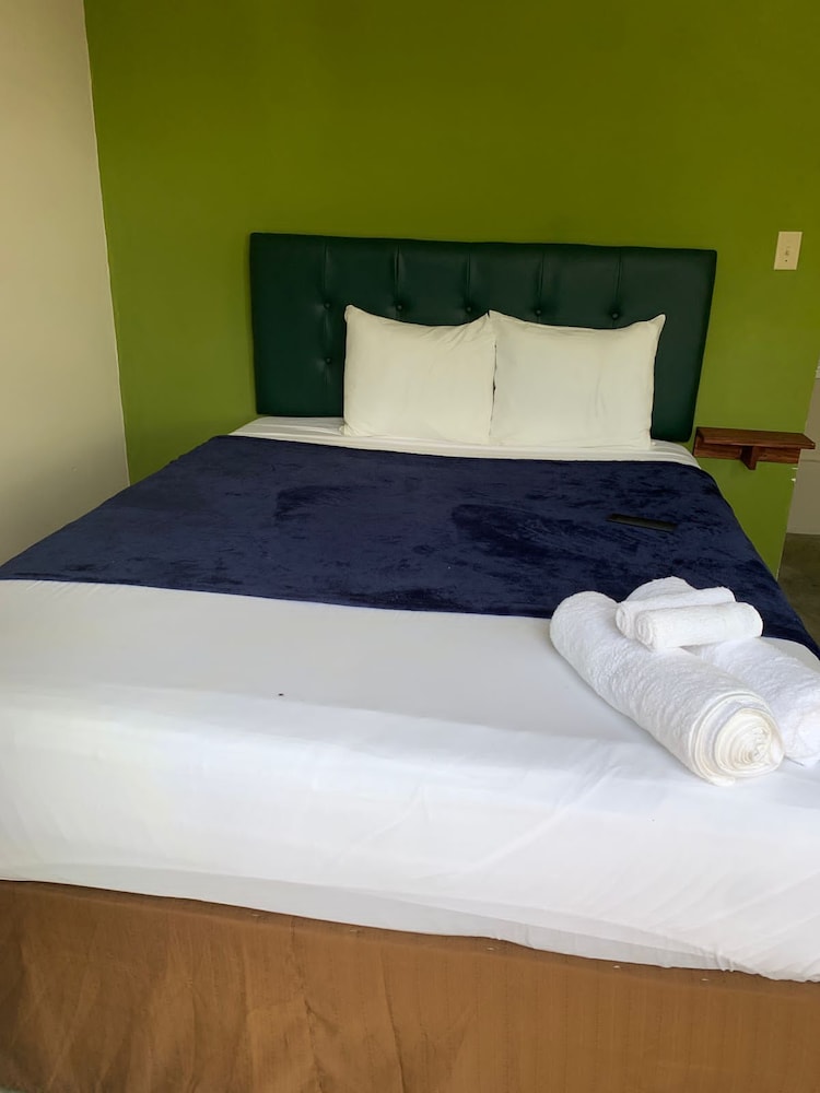 BASIC, QUEEN BED, CITY VIEW, SHARED BATHROOM