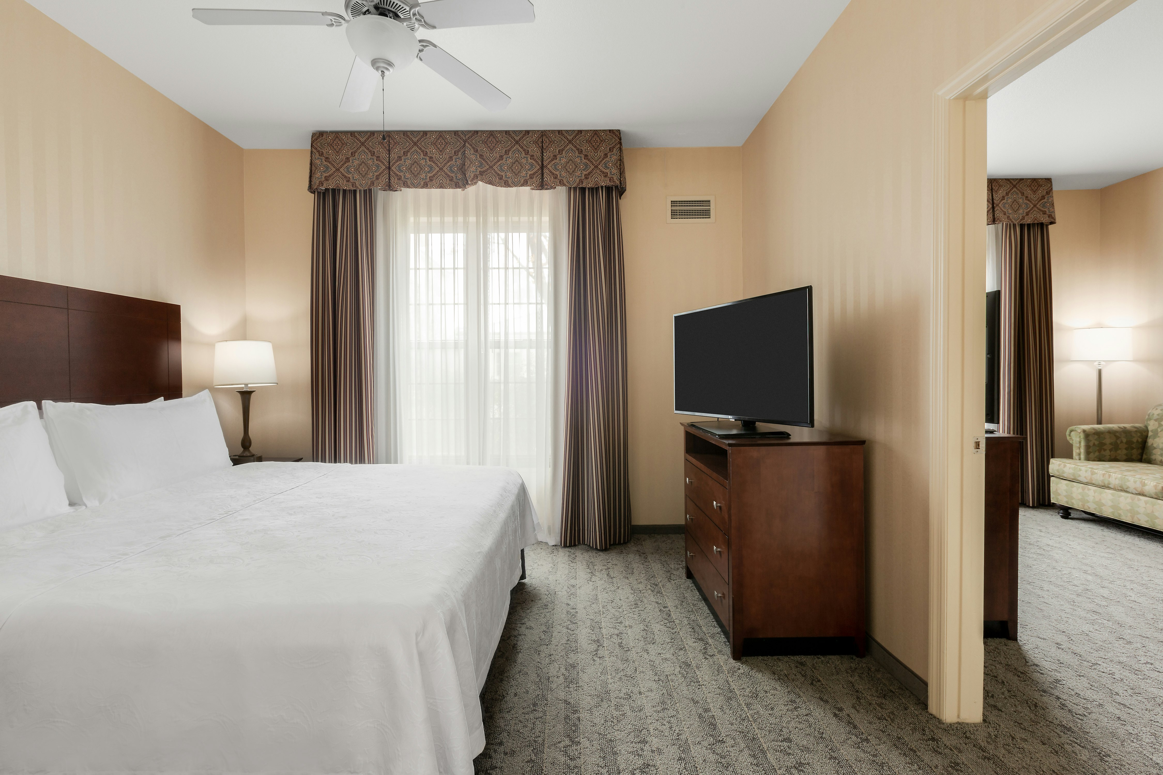 SUITE, KING BED, ACCESSIBLE