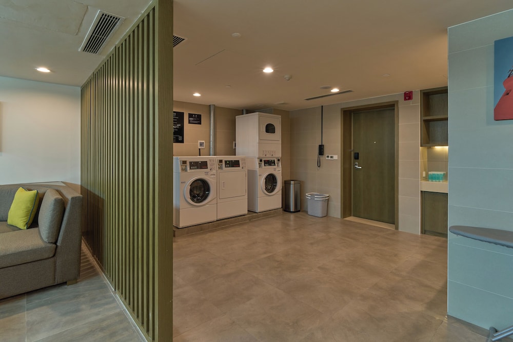 Hyatt Place Shenzhen Airport 12/70