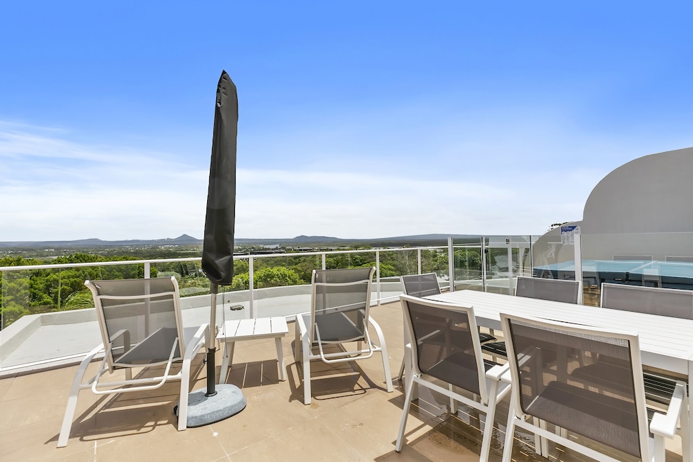 Noosa Hill Resort. 74/78