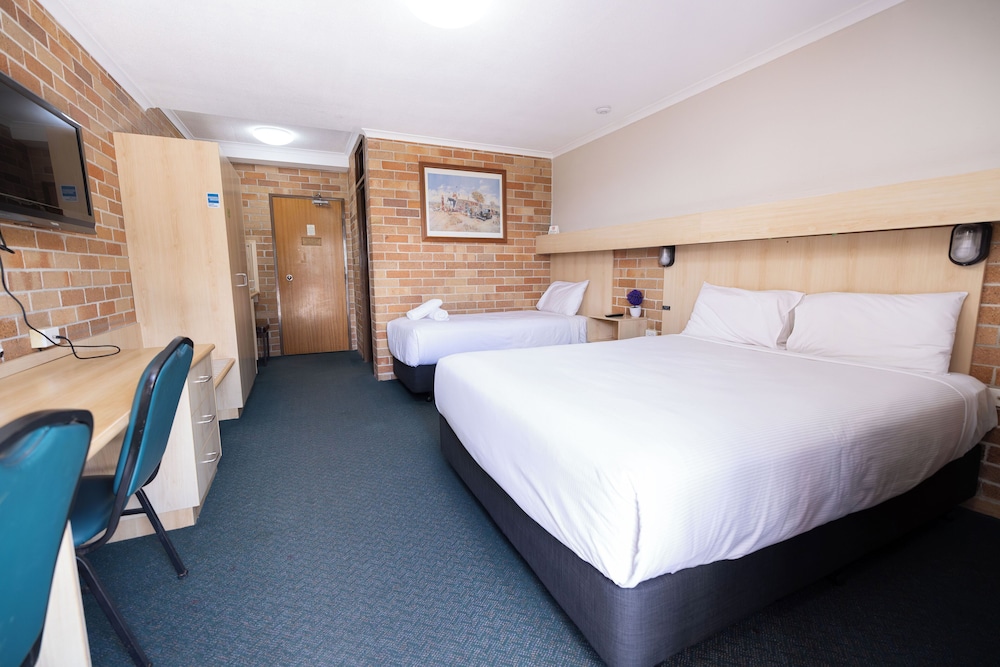 ROOM, TWIN BEDS