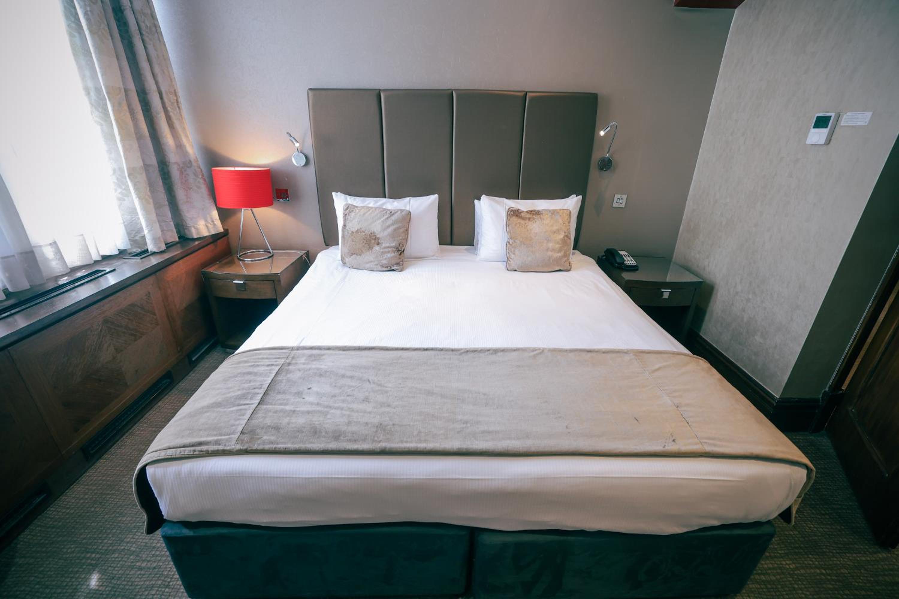 Magistrate, Suite, King Bed, Queen Bed