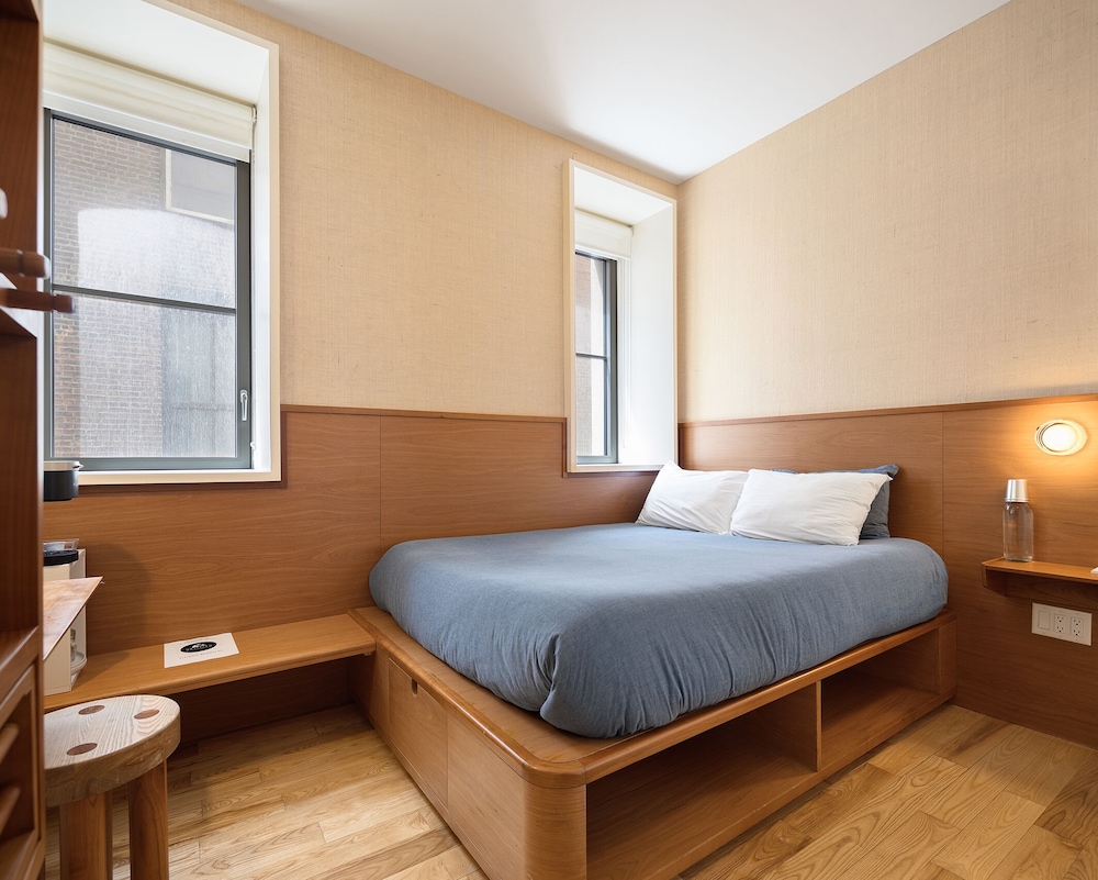 Studio, Queen Bed