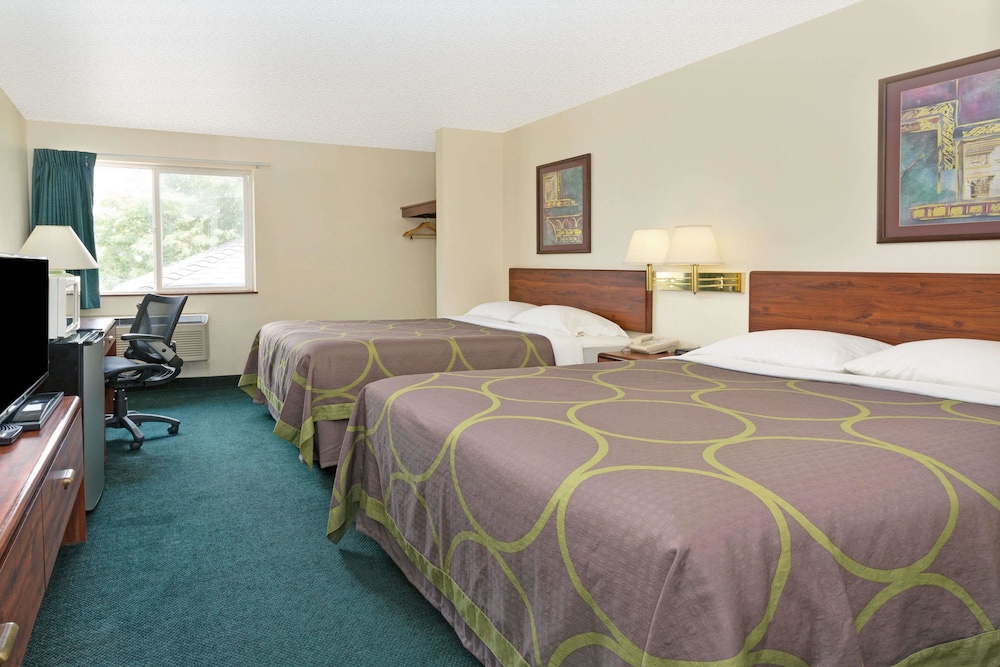 Super 8 by Wyndham Windsor 12/29