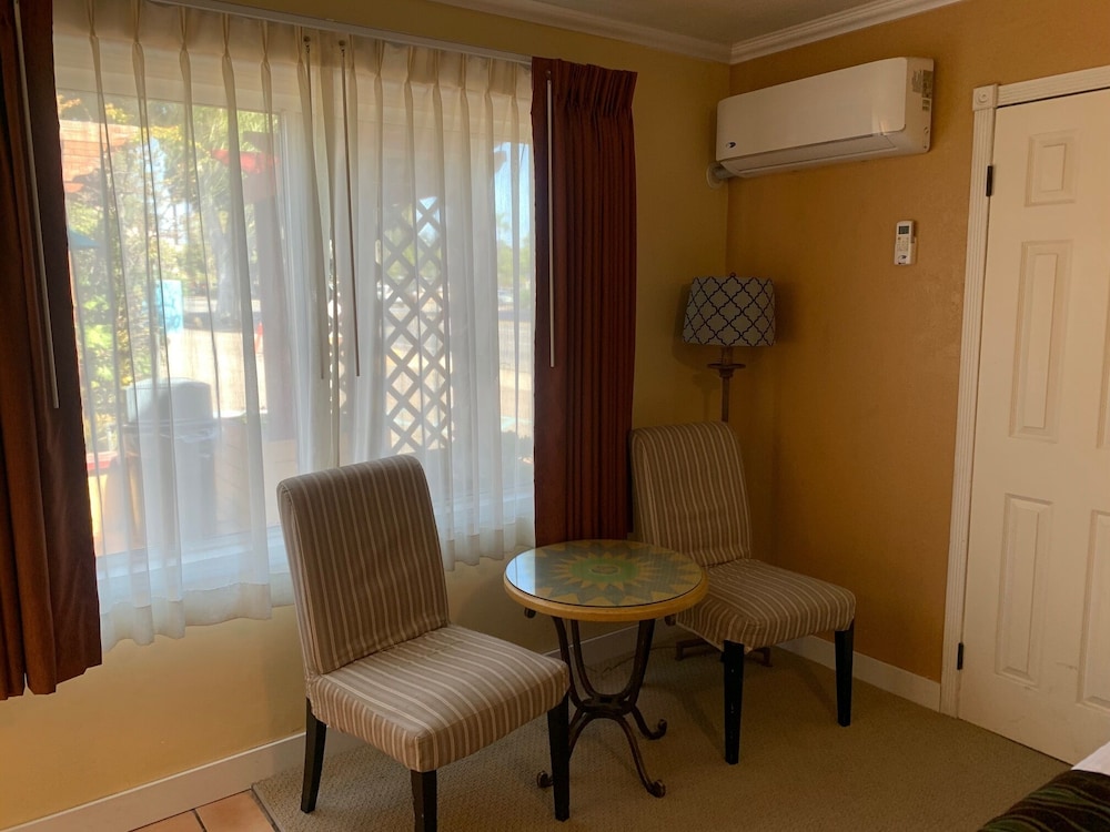 Oasis Inn & Suites 26/50