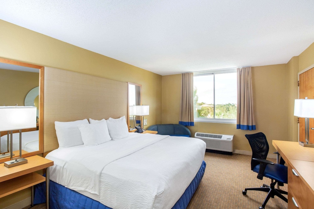 La Quinta Inn & Suites by Wyndham Sarasota Downtown 11/52