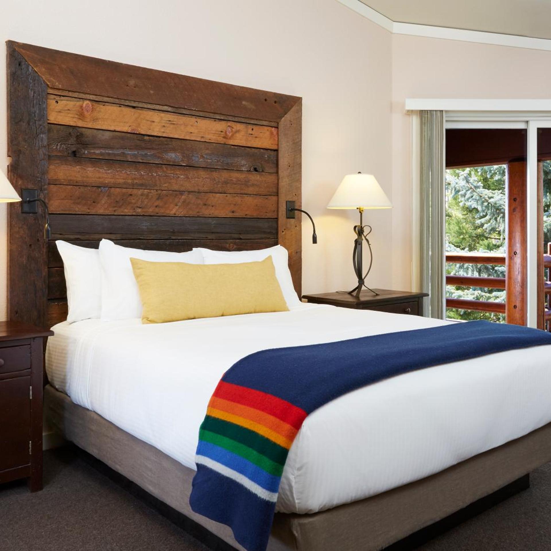 Room, Queen Bed, Partial Lake View