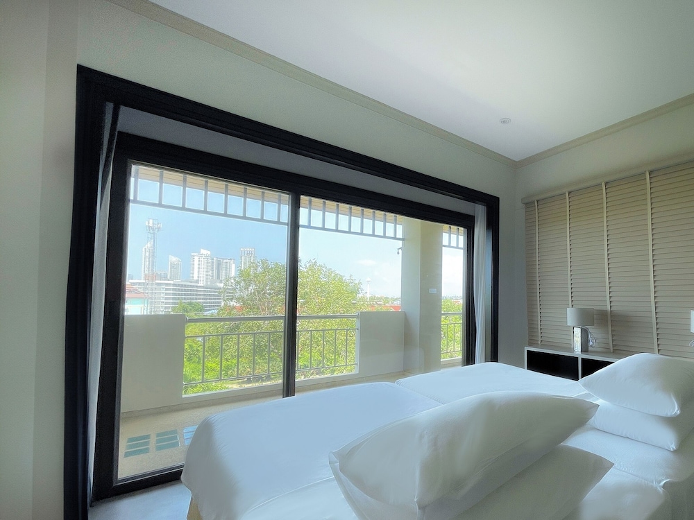 2 Bedrooms, Family Suite, 2 King Beds, 1 Double and 1 Single Bed, Sea Side