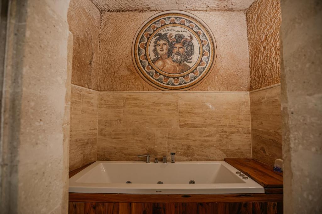 جناح جونيور، Misty Cave Hotel 7/8