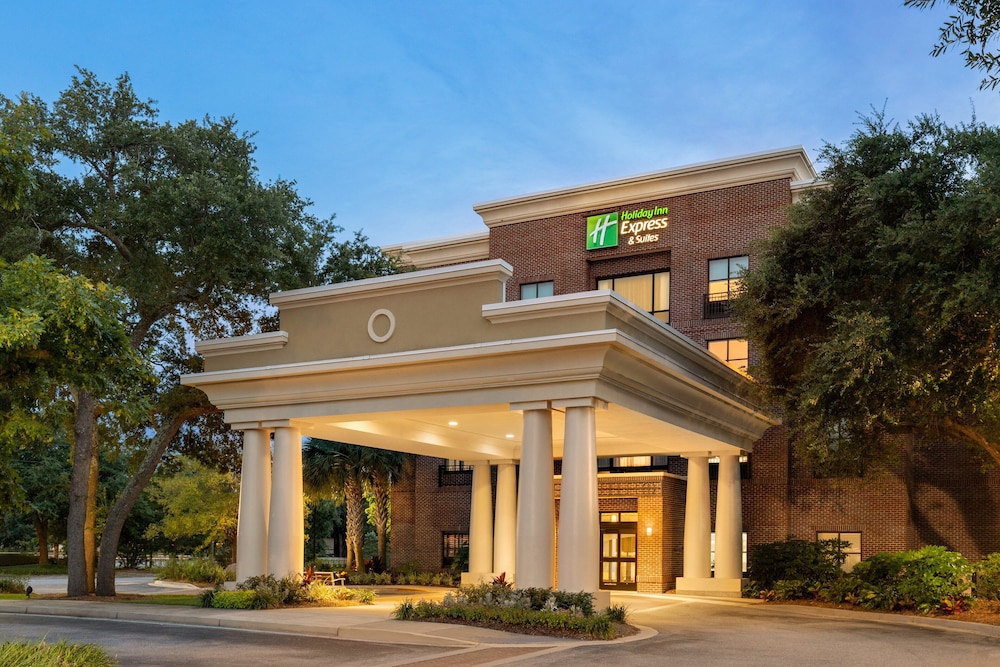 Holiday Inn Express & Suites Charleston - Mount Pleasant 1/37