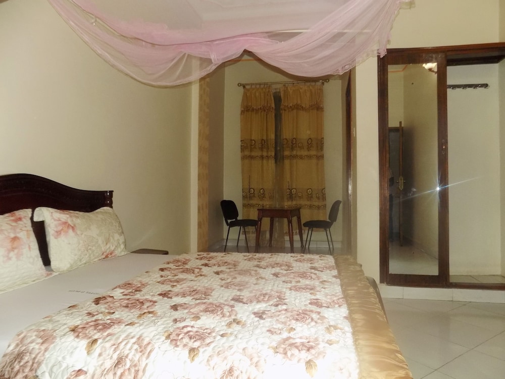 Hotel B Plus 6/23