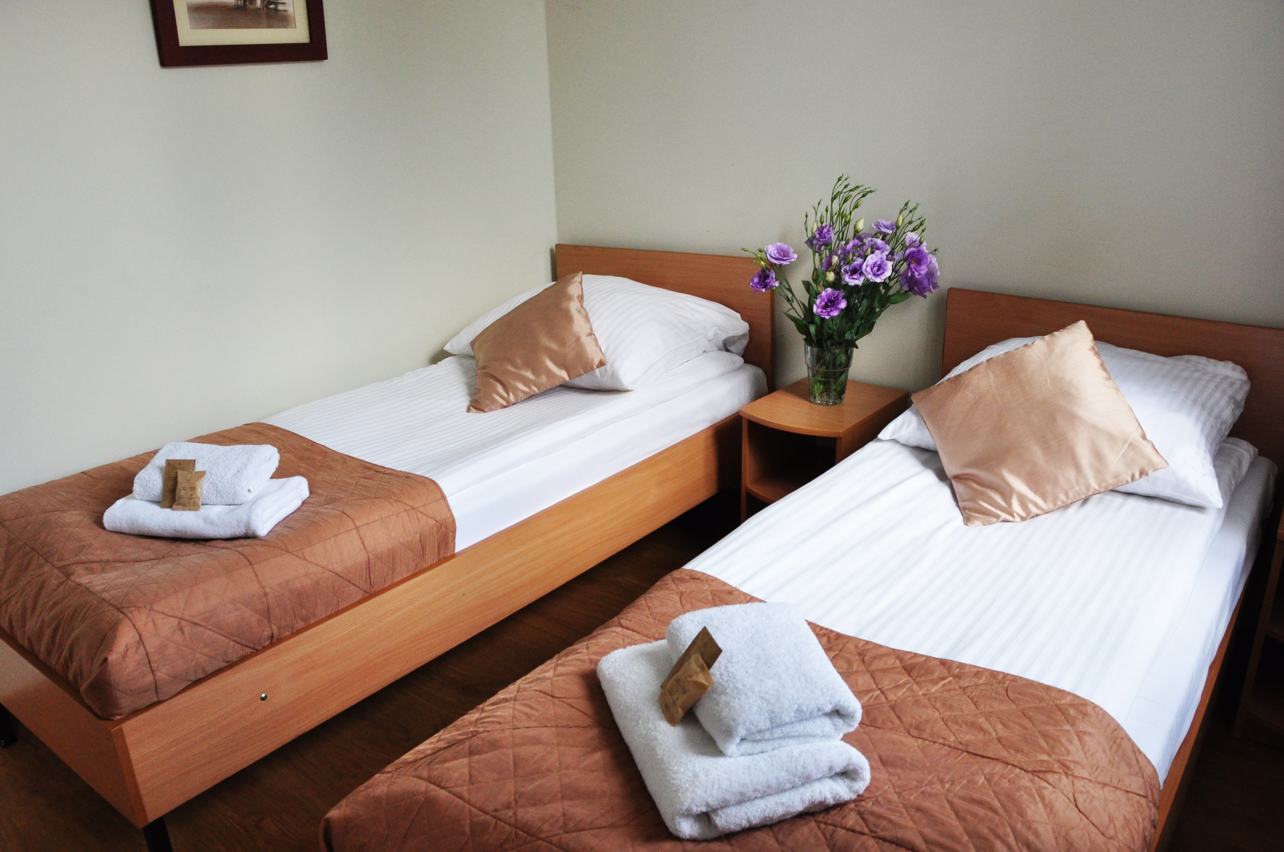 ROOM, SINGLE