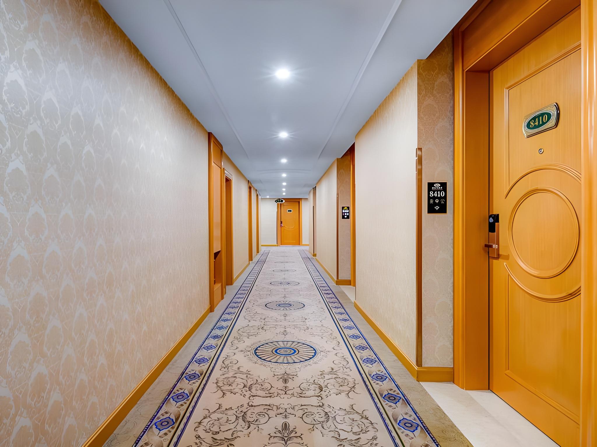 Vienna Hotel (Shanghai Sijing Metro Station) 23/45