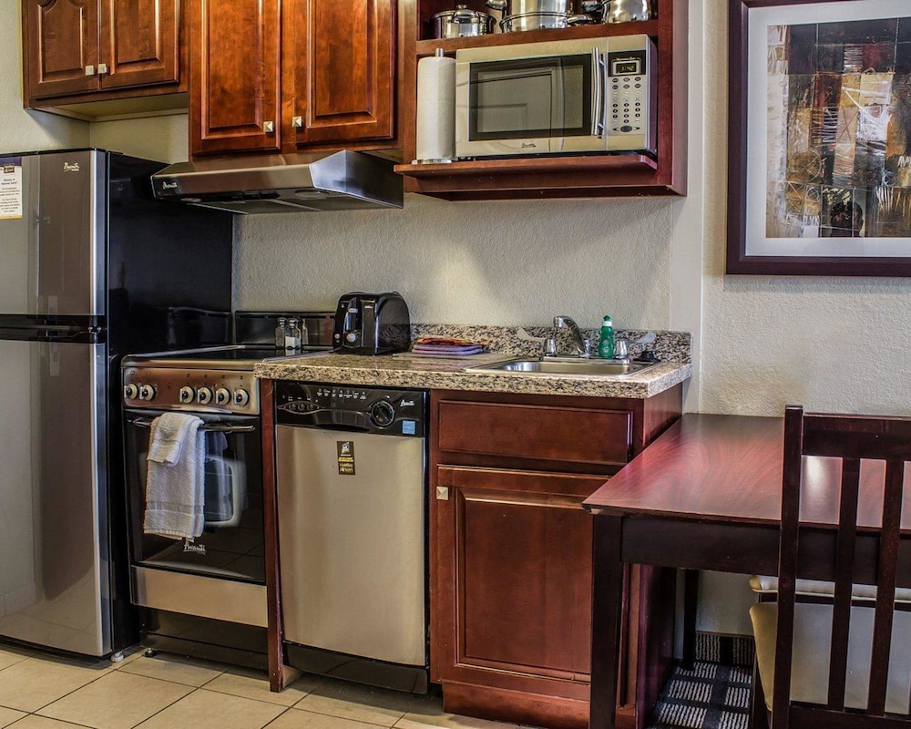 MainStay Suites Coralville - Iowa City 34/38
