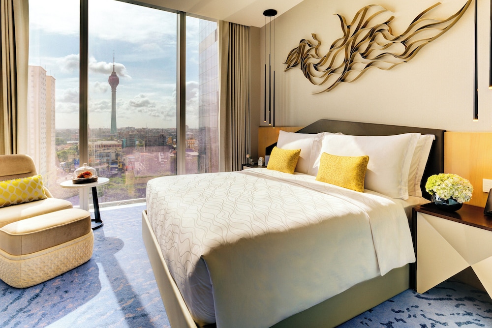 CITYSCAPE, KING BED