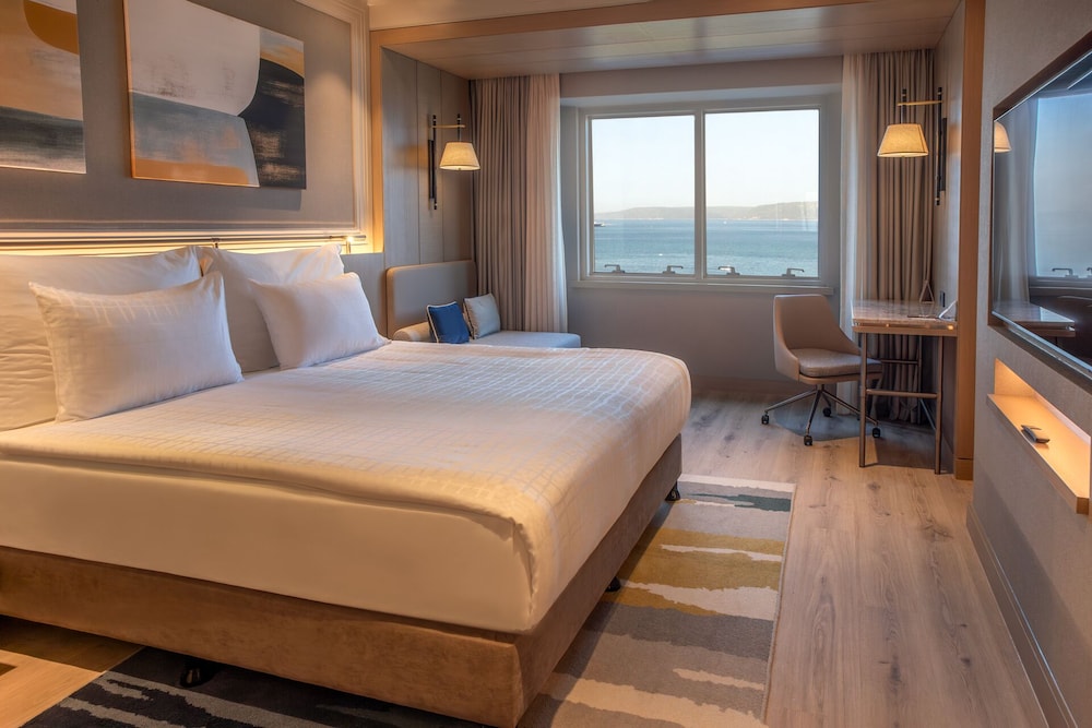 Deluxe, Suite, King Bed, Bosphorus View, Corner