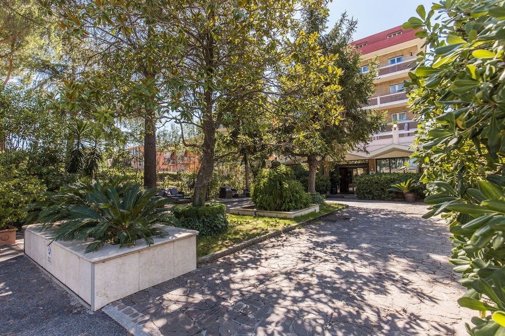 Pinewood Hotel Rome 65/70
