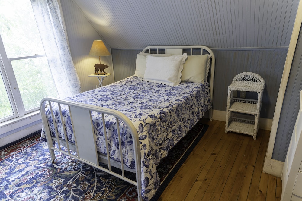 Artist, Garden, 2 Futon Beds