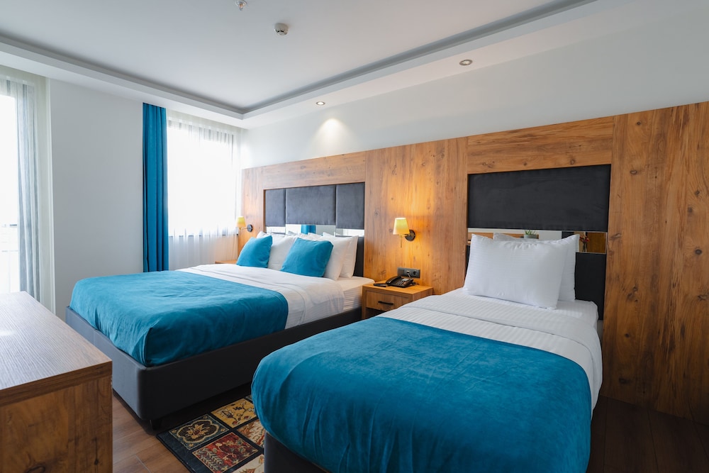 2 Bedrooms, Deluxe, Suite, 1 Single and 2 Queen Beds, Sea View