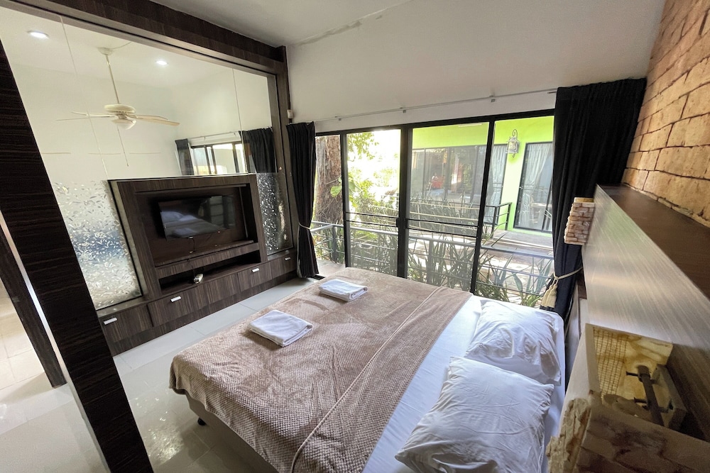 House, King Bed
