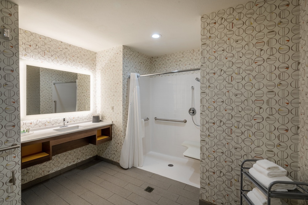 Holiday Inn And Suites Memphis Southeast Germantown 12/48