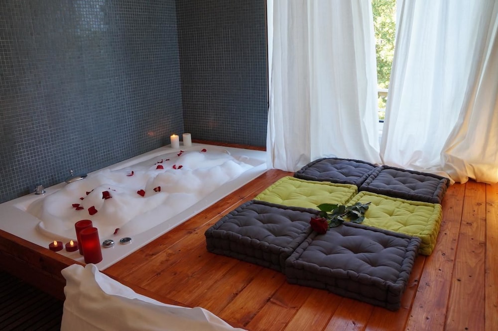 DELUXE, DOUBLE BED, JETTED TUB