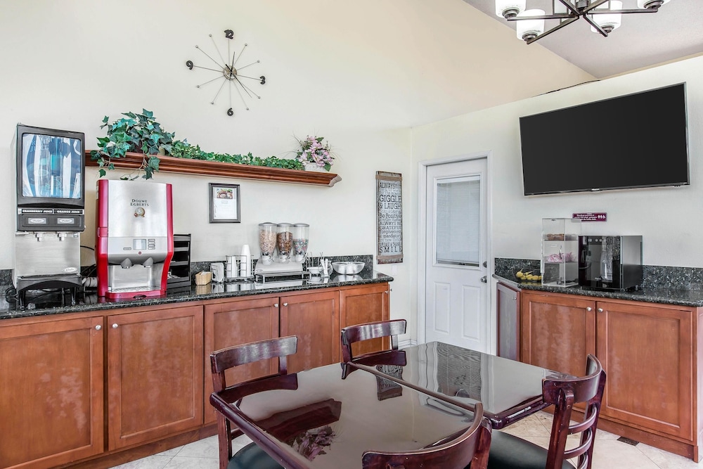 Rodeway Inn & Suites Canyon Lake Menifee West 51/62
