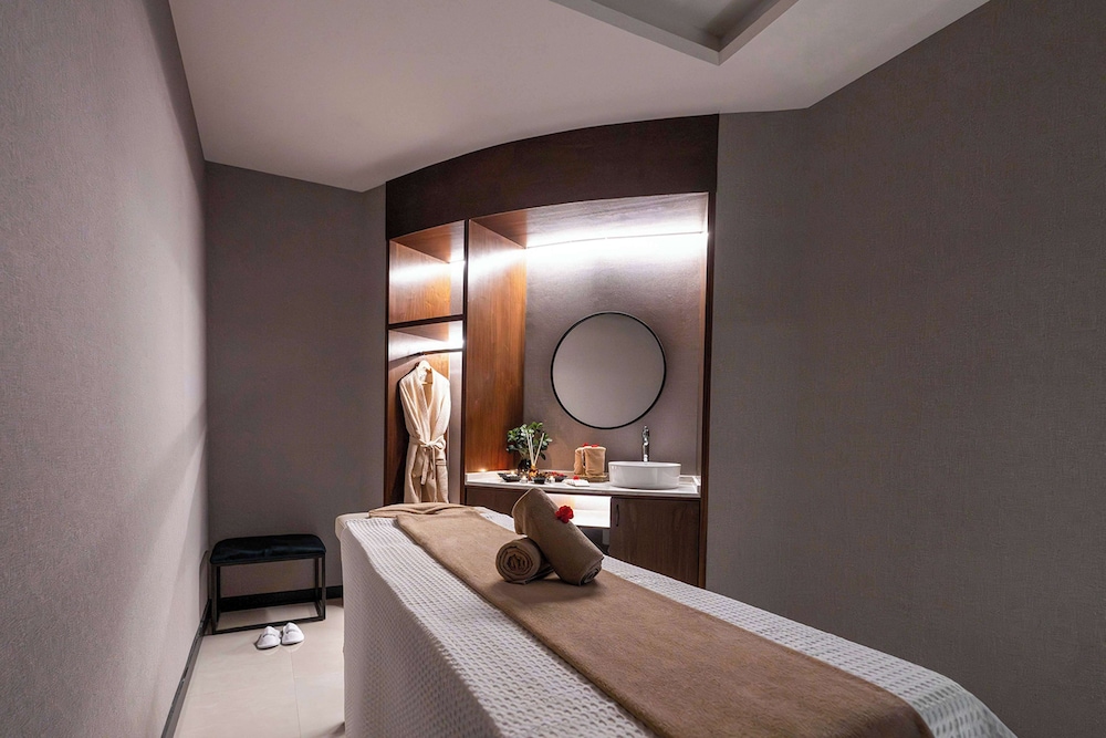 Radisson Blu Hotel Amman, Galleria Mall 50/50