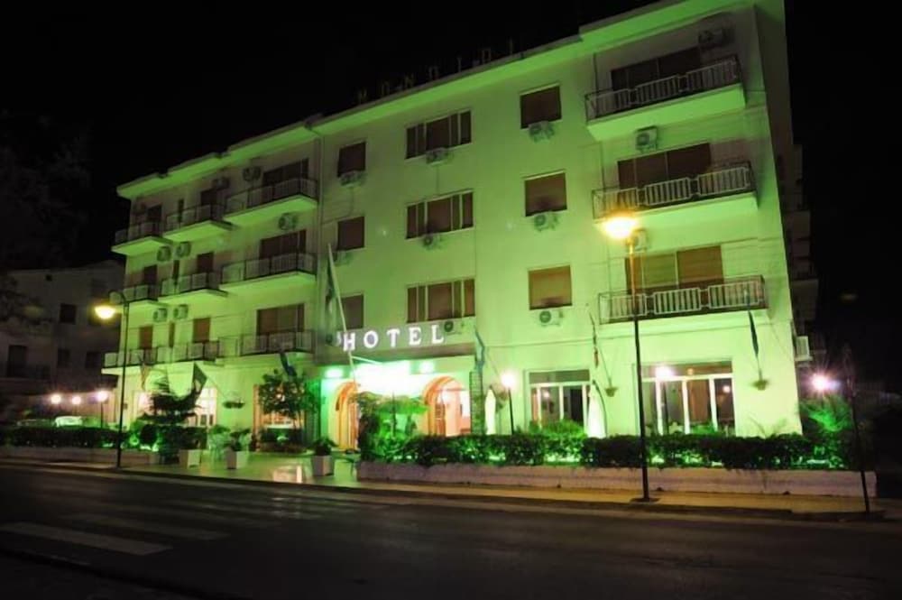 Hotel Mondial 1/25