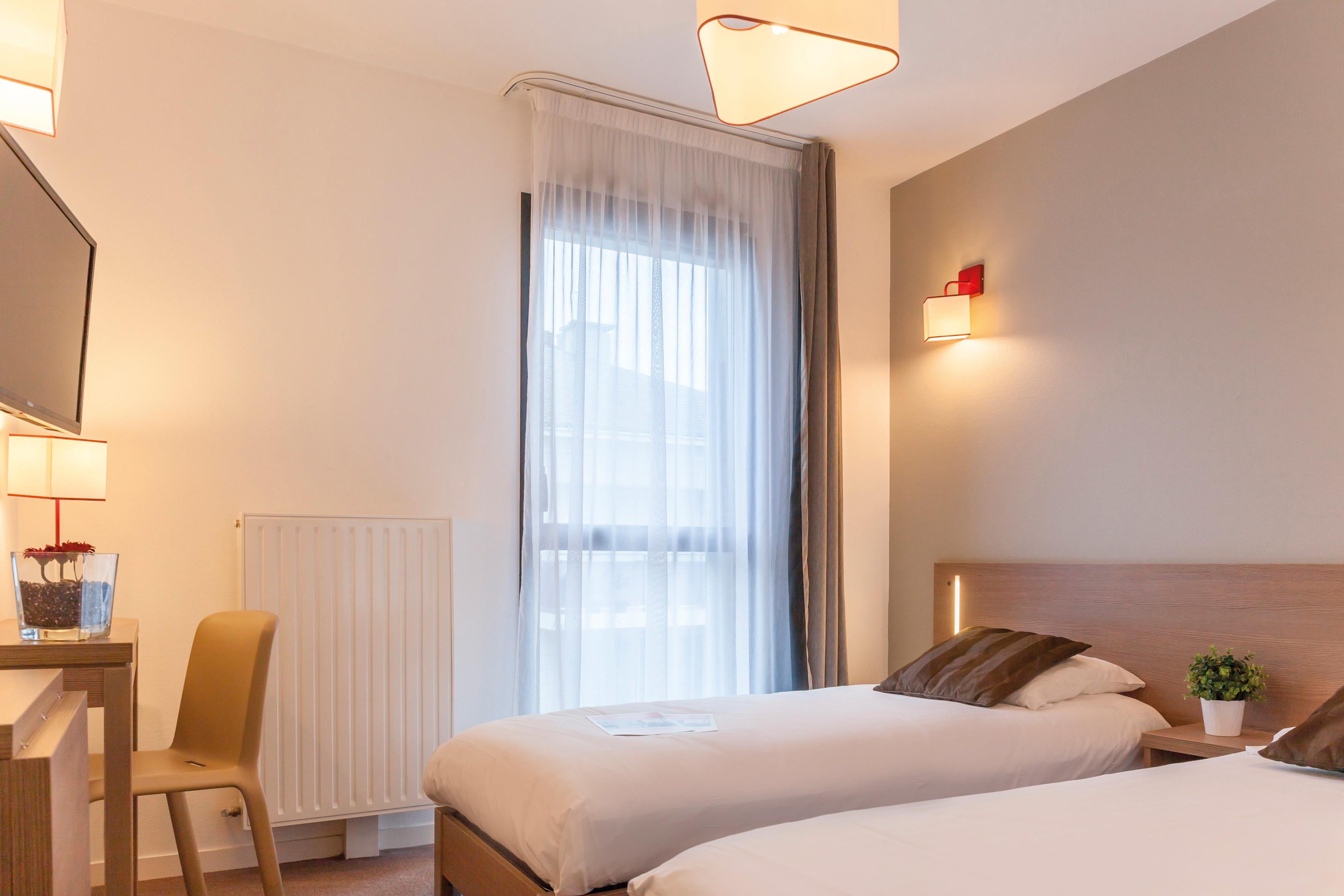 STUDIO, TWIN BEDS