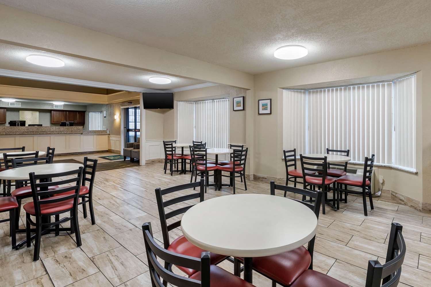 Quality Inn & Suites Des Moines - Merle Hay Road 35/39
