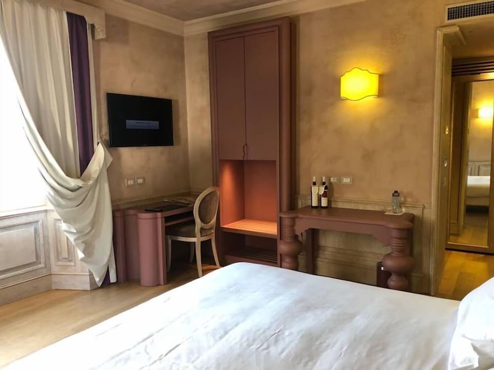 غرفة سوبيريور بسرير كينج بإطلالة على البحر، Villa Lattanzi 2/4