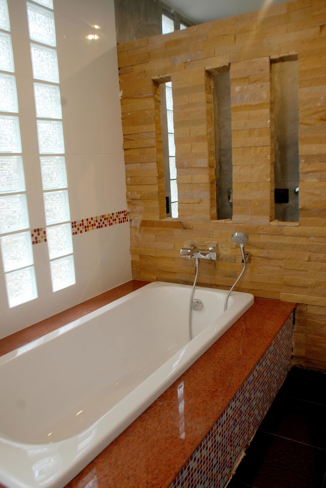 Nattha Waree Hot Spring Resort And Spa 27/28