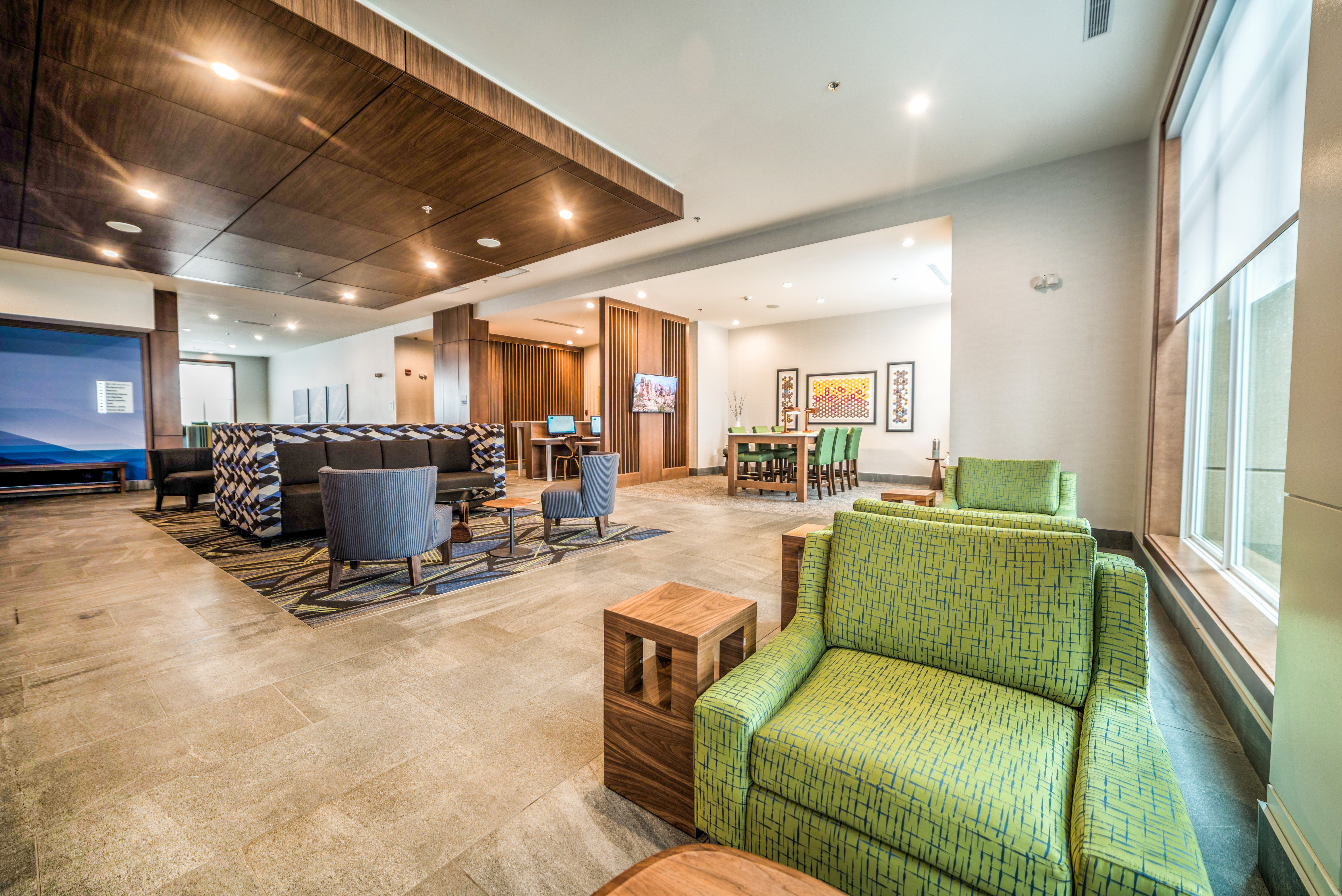 HOLIDAY INN EXPRESS & SUITES WEST EDMONTON-MALL AREA 52/73