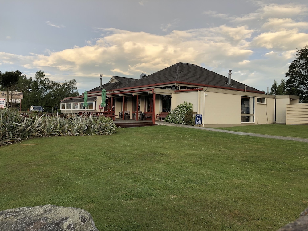MANAPOURI LAKEVIEW MOTOR INN 1/69