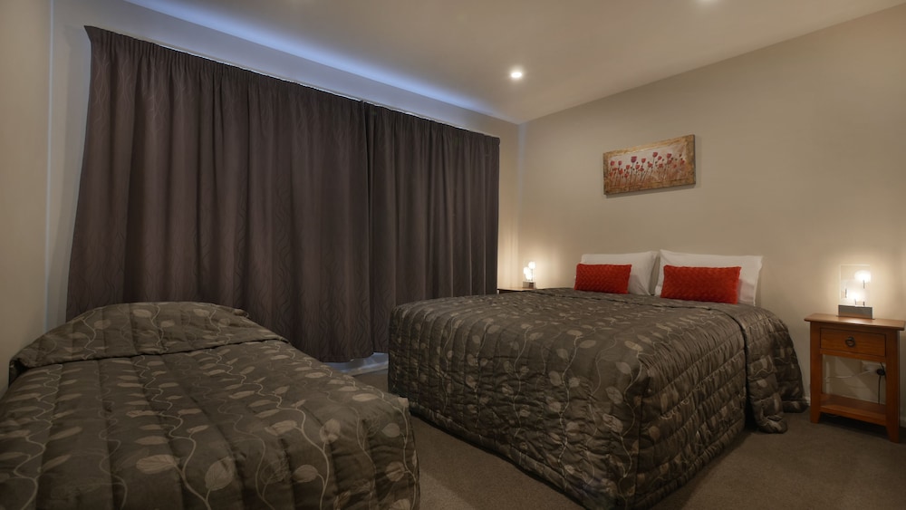 1 BEDROOM, SUITE