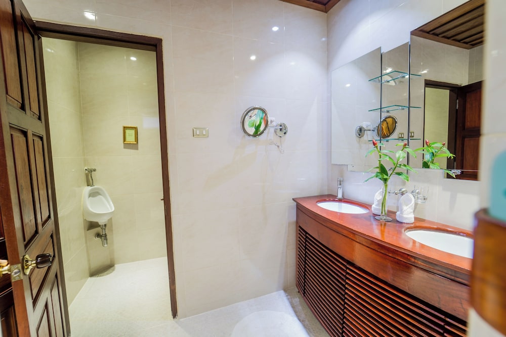 Mekong Riverview Hotel 50/50