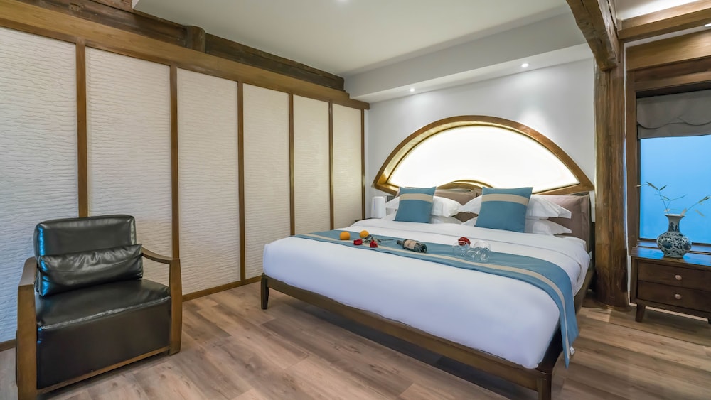DELUXE, SUITE, KING BED