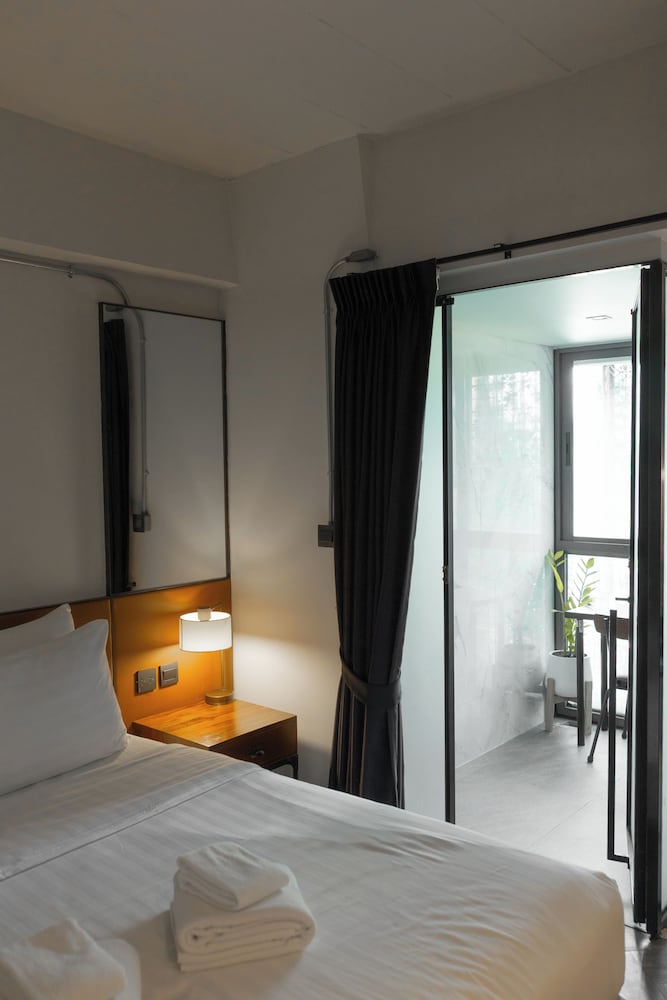 DELUXE, KING BED