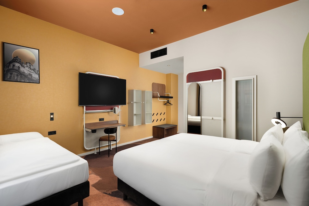 DELUXE, 1 DOUBLE AND 1 SINGLE BED