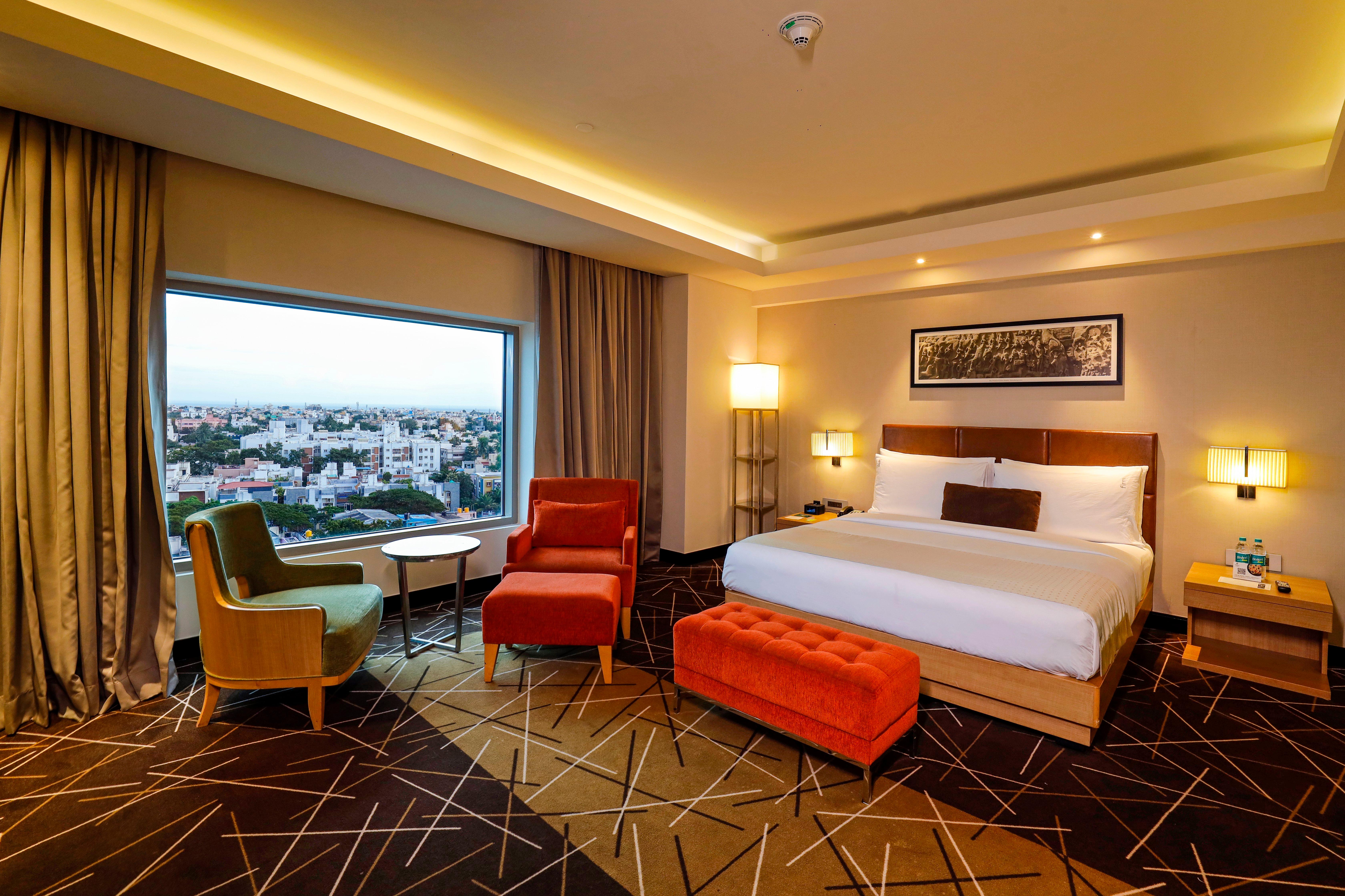 غرفة بسرير كينج بإطلالة على المدينة