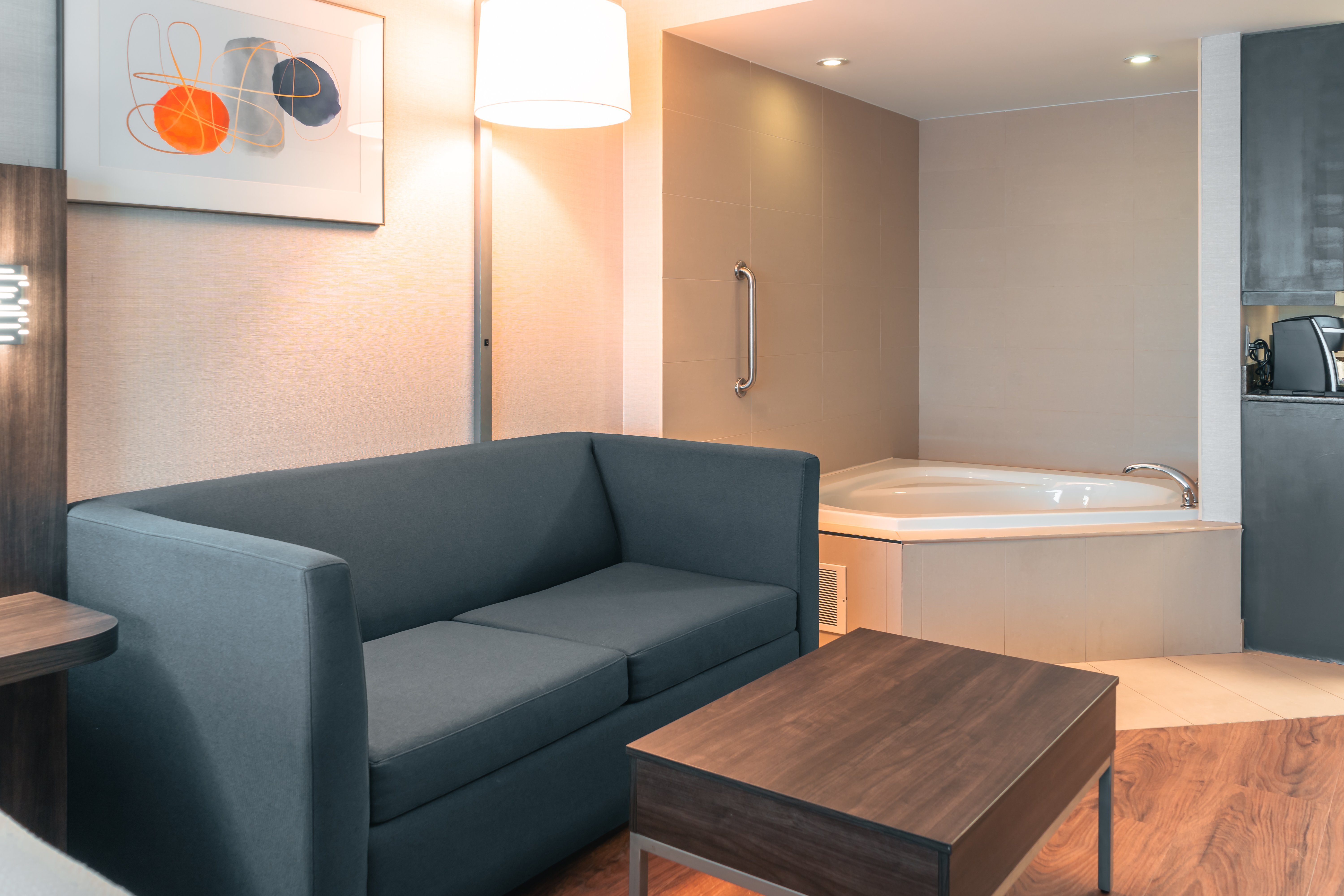 Holiday Inn Express Hotel Suites Kingston 48/72