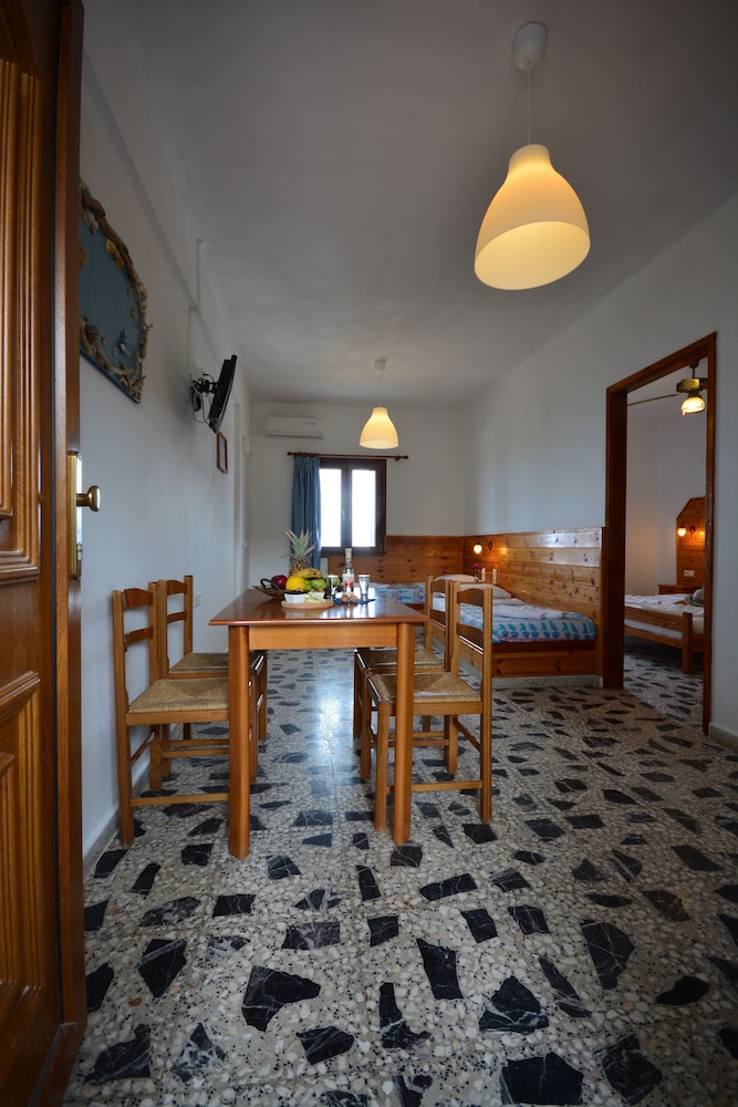 Spiros Soula Hotel 67/84